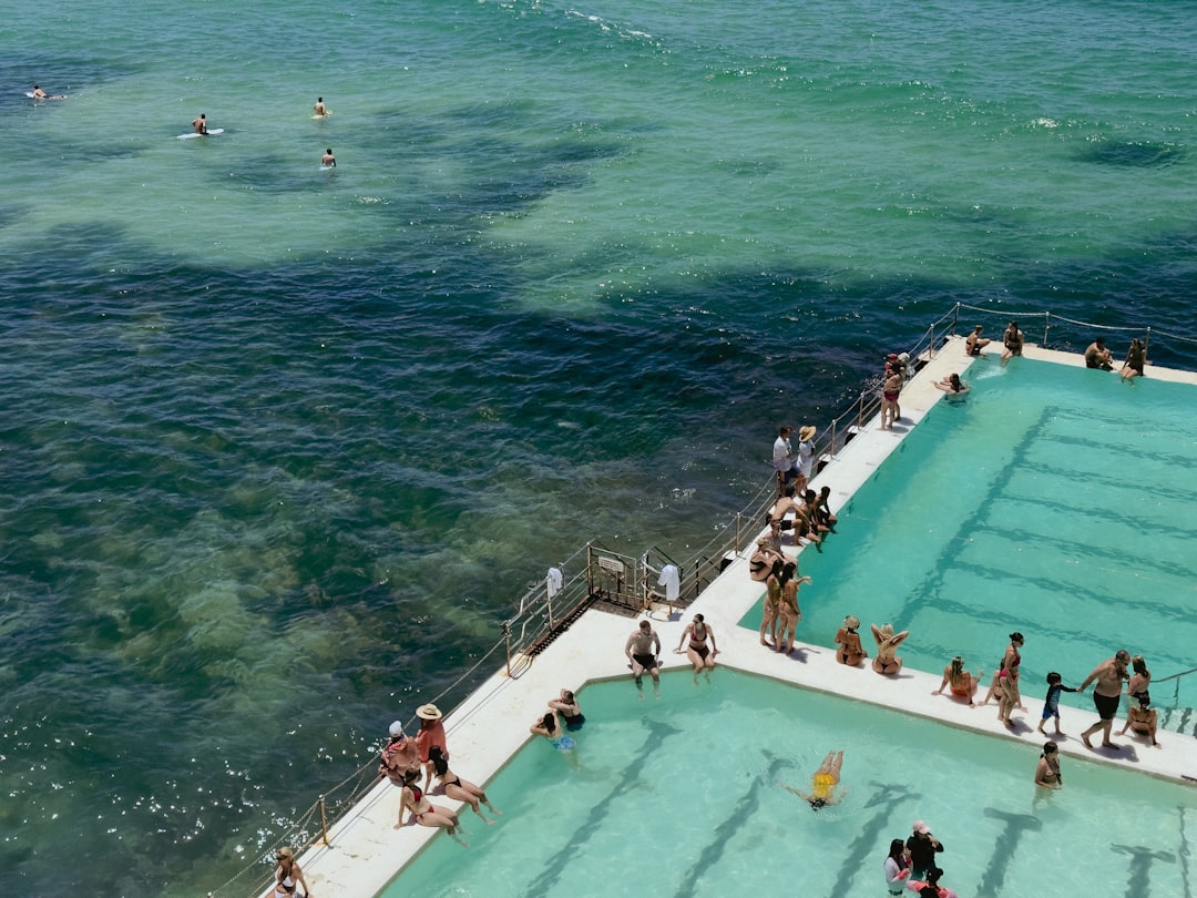 Piscine semi-enterrée en béton au design contemporain