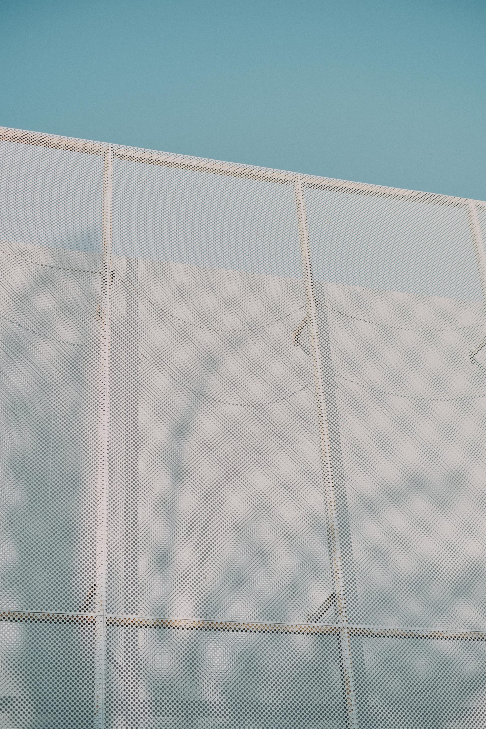 Vue en contre-plongée d'un mur en treillis blanc contre un ciel bleu dégagé à Dubaï, aux Émirats arabes unis.