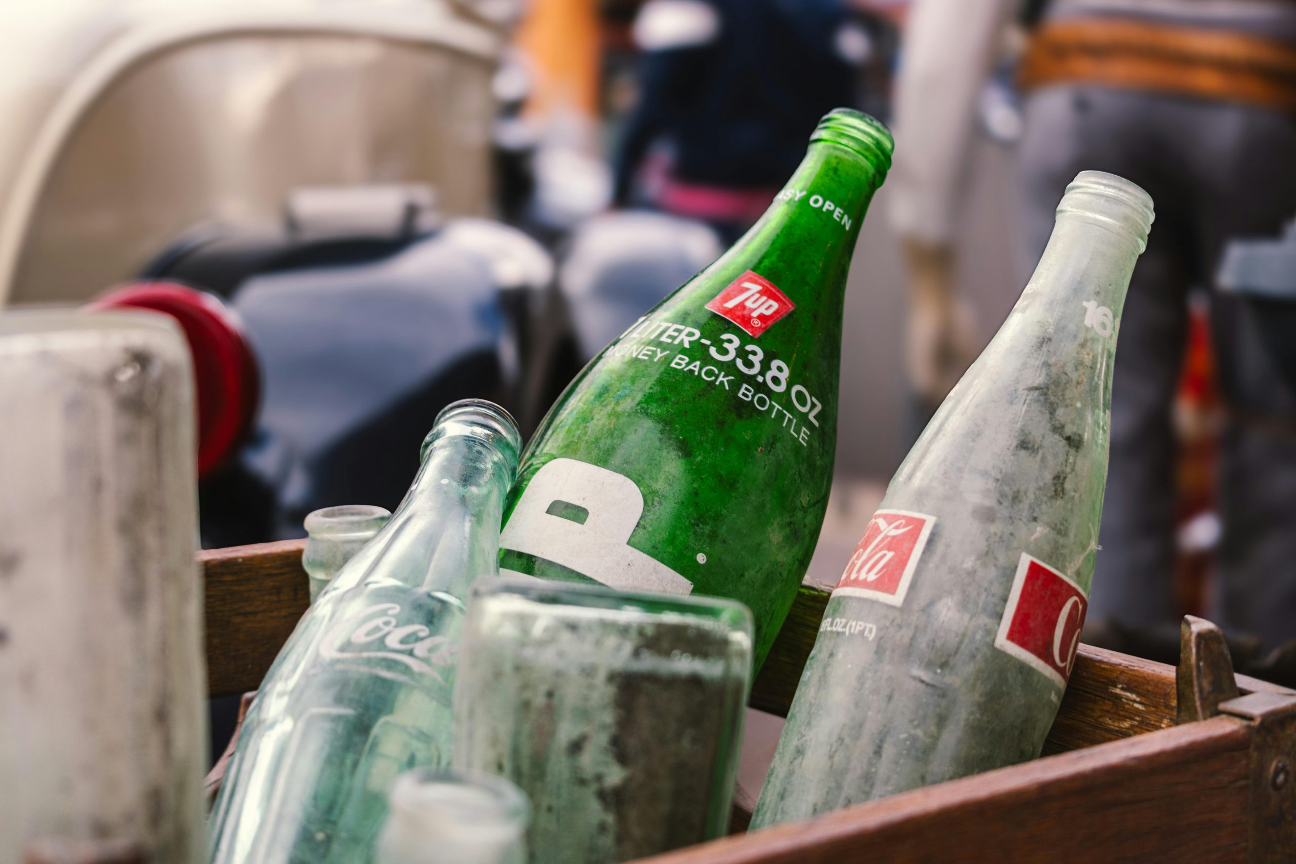 Collection de bouteilles vintage 7up et Coca-Cola dans un magasin d'antiquités à Williams, en Arizona.