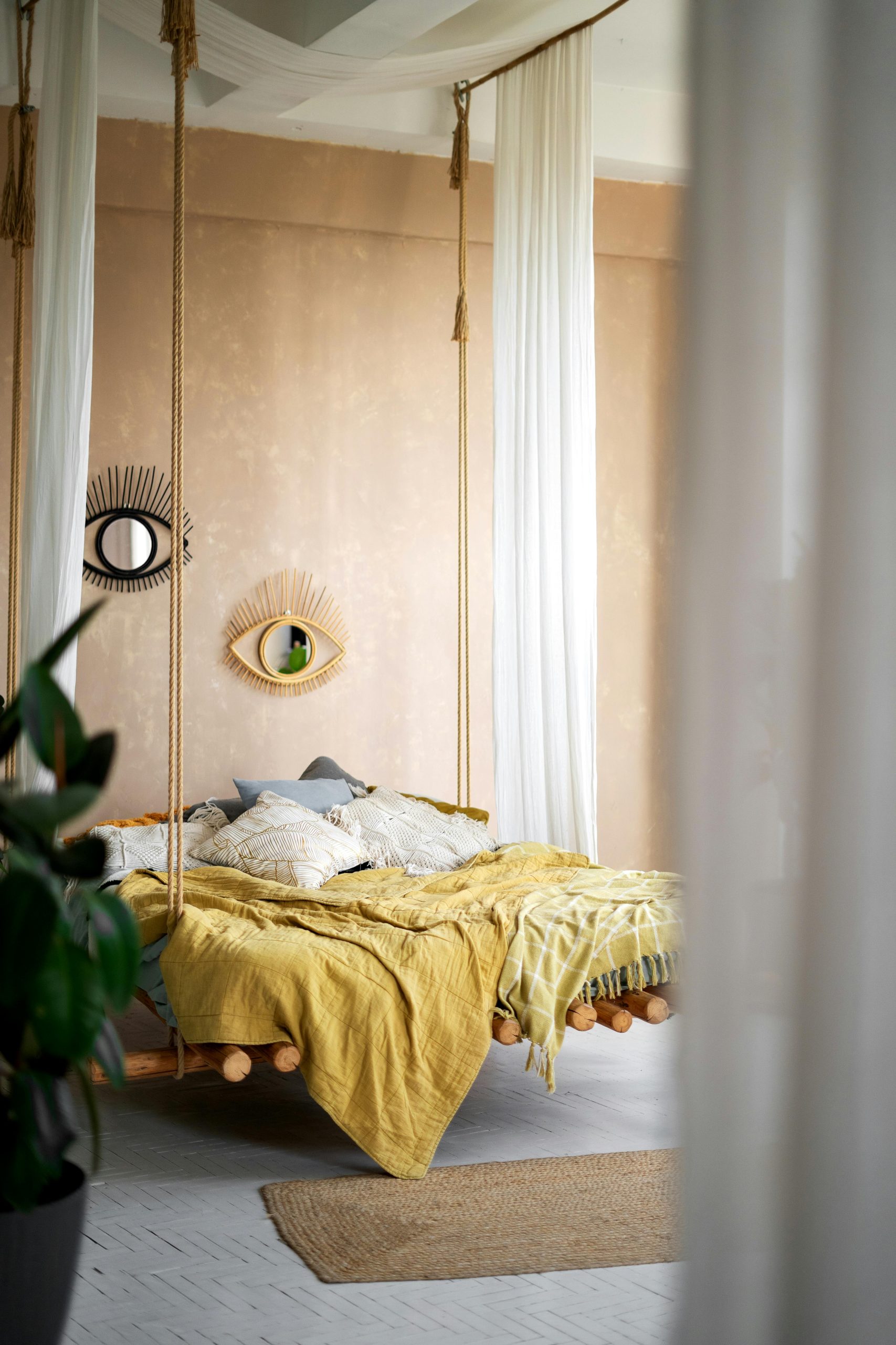 Chambre à coucher élégante avec un lit suspendu et des éléments de design intérieur chic.