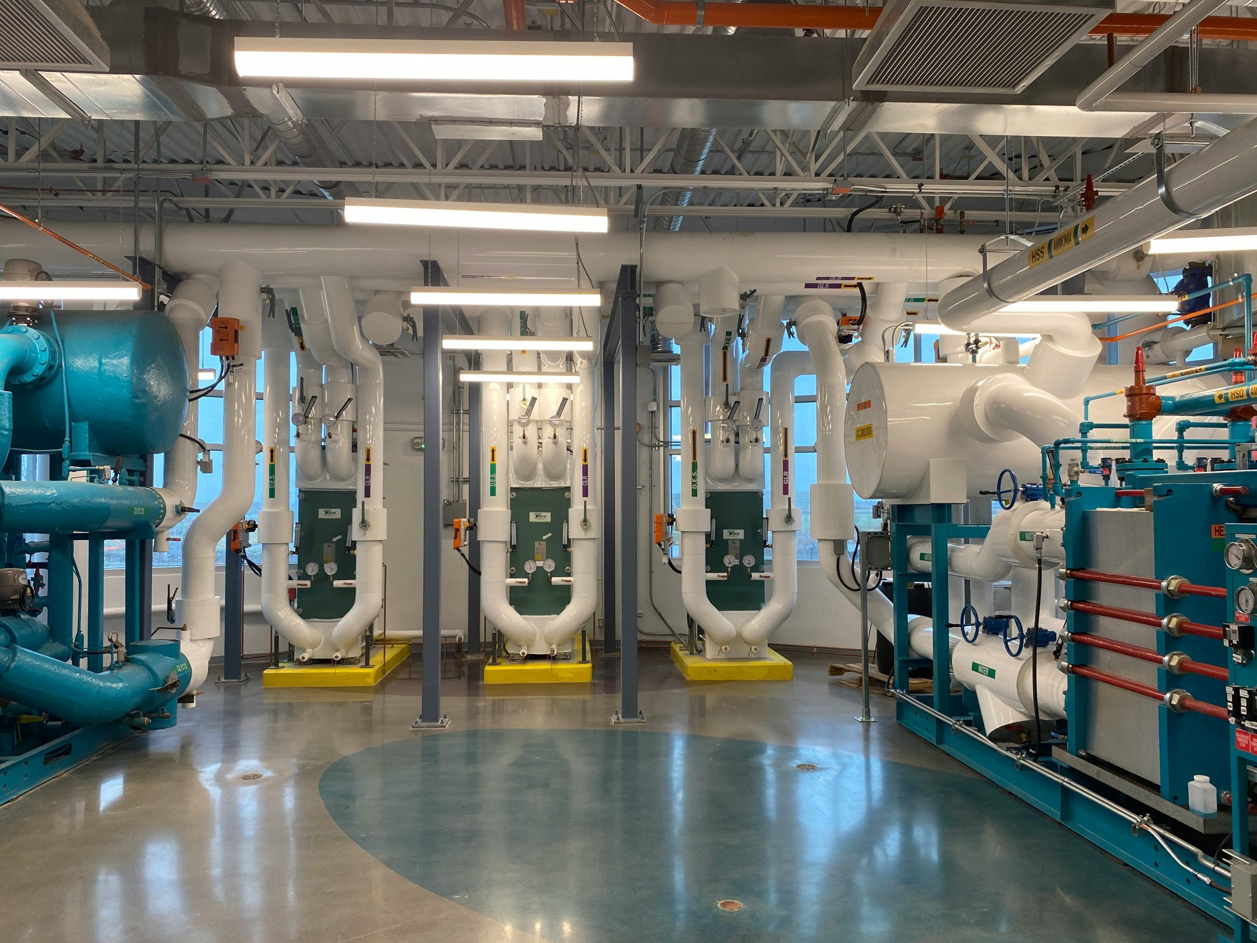 State-of-the-art HVAC system setup showcasing cooling and heating technology. Système HVAC dernier cri présentant la technologie de refroidissement et de chauffage.