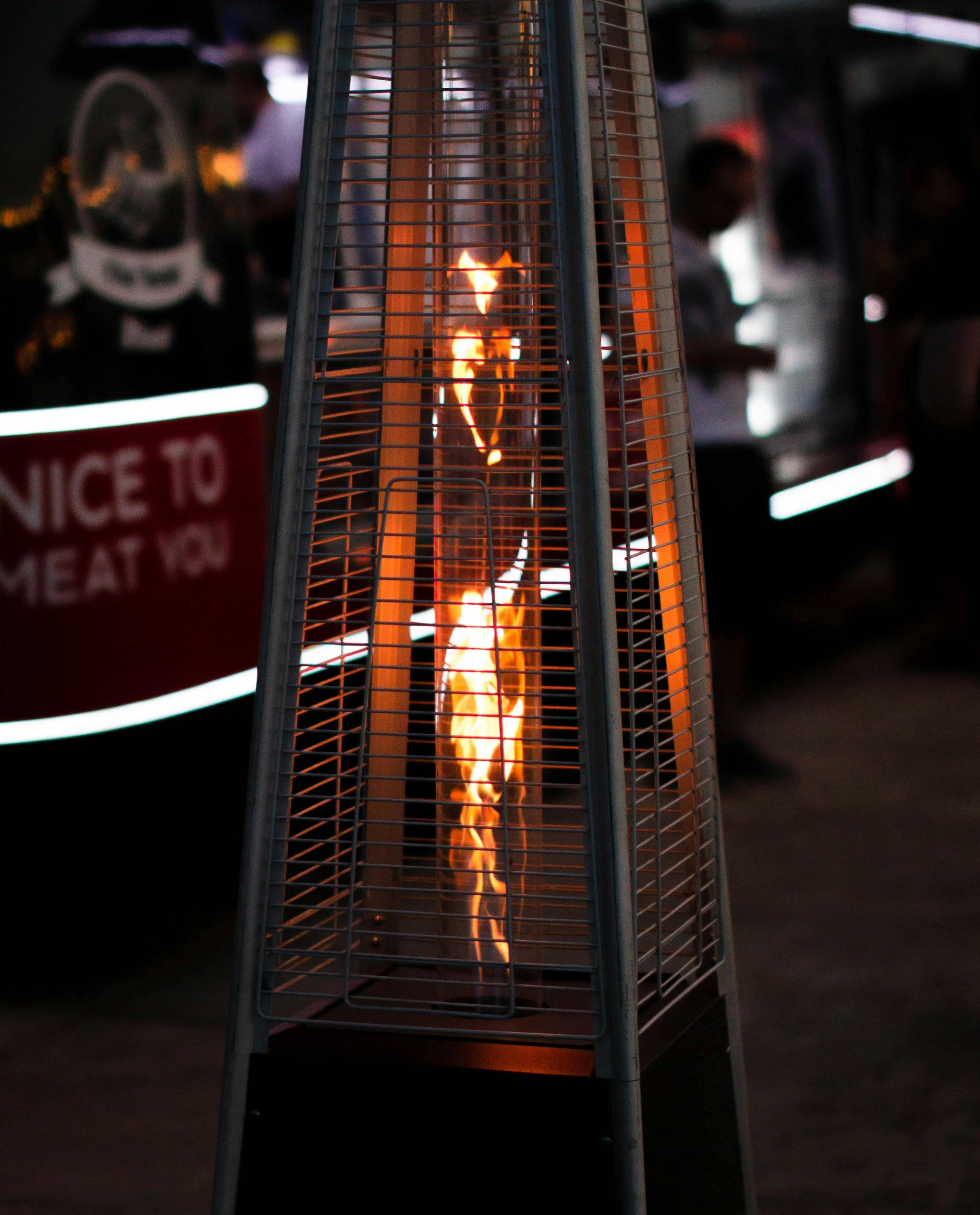 A mesmerizing photo of a patio heater's flames, creating warmth and ambiance in an outdoor setting. Une photo captivante des flammes d'un chauffage de patio, créant chaleur et ambiance dans un cadre extérieur.