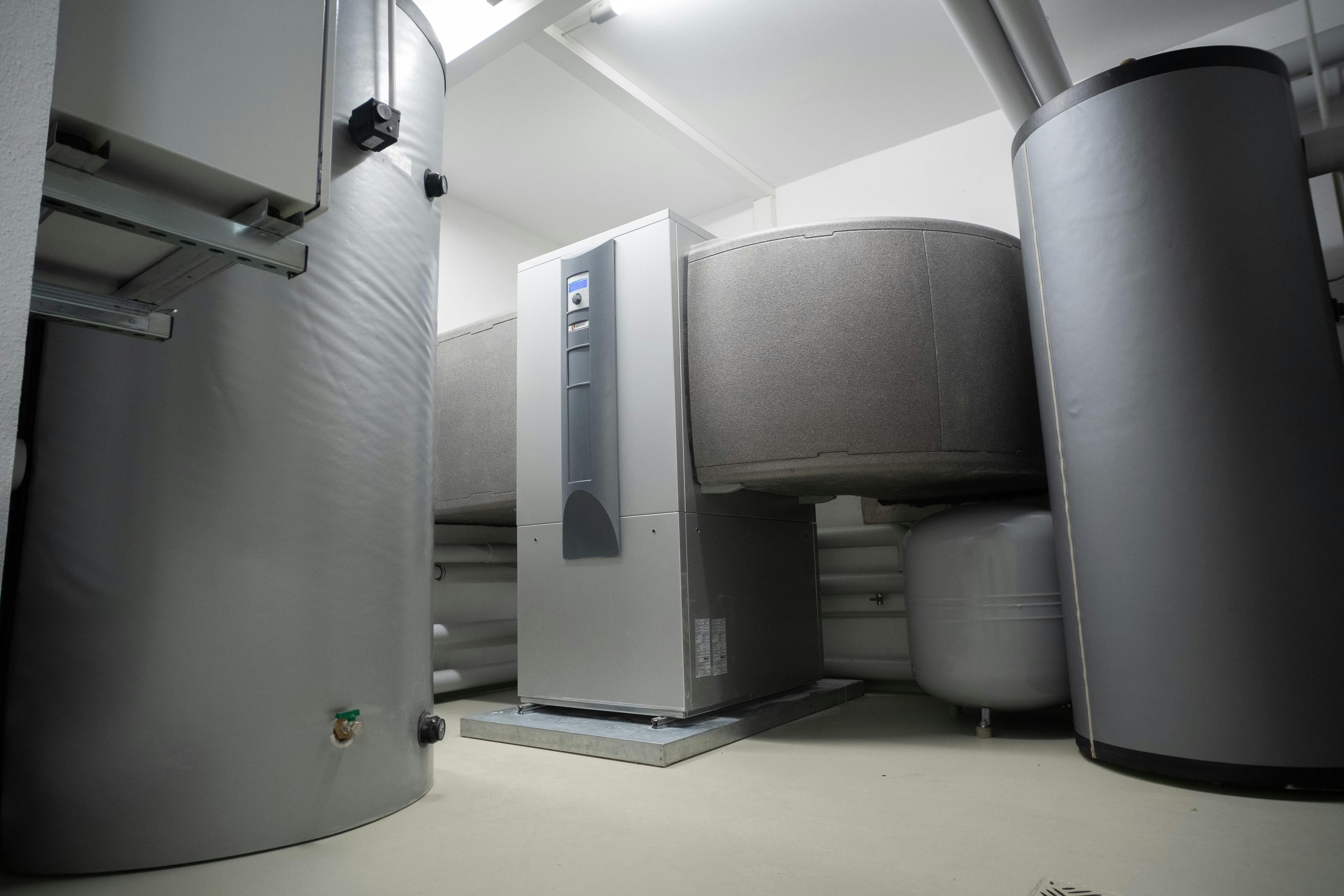 Efficient and innovative heat pump system in an indoor setting for advanced heating solutions. Système de pompe à chaleur efficace et innovant dans un environnement intérieur pour des solutions de chauffage avancées.