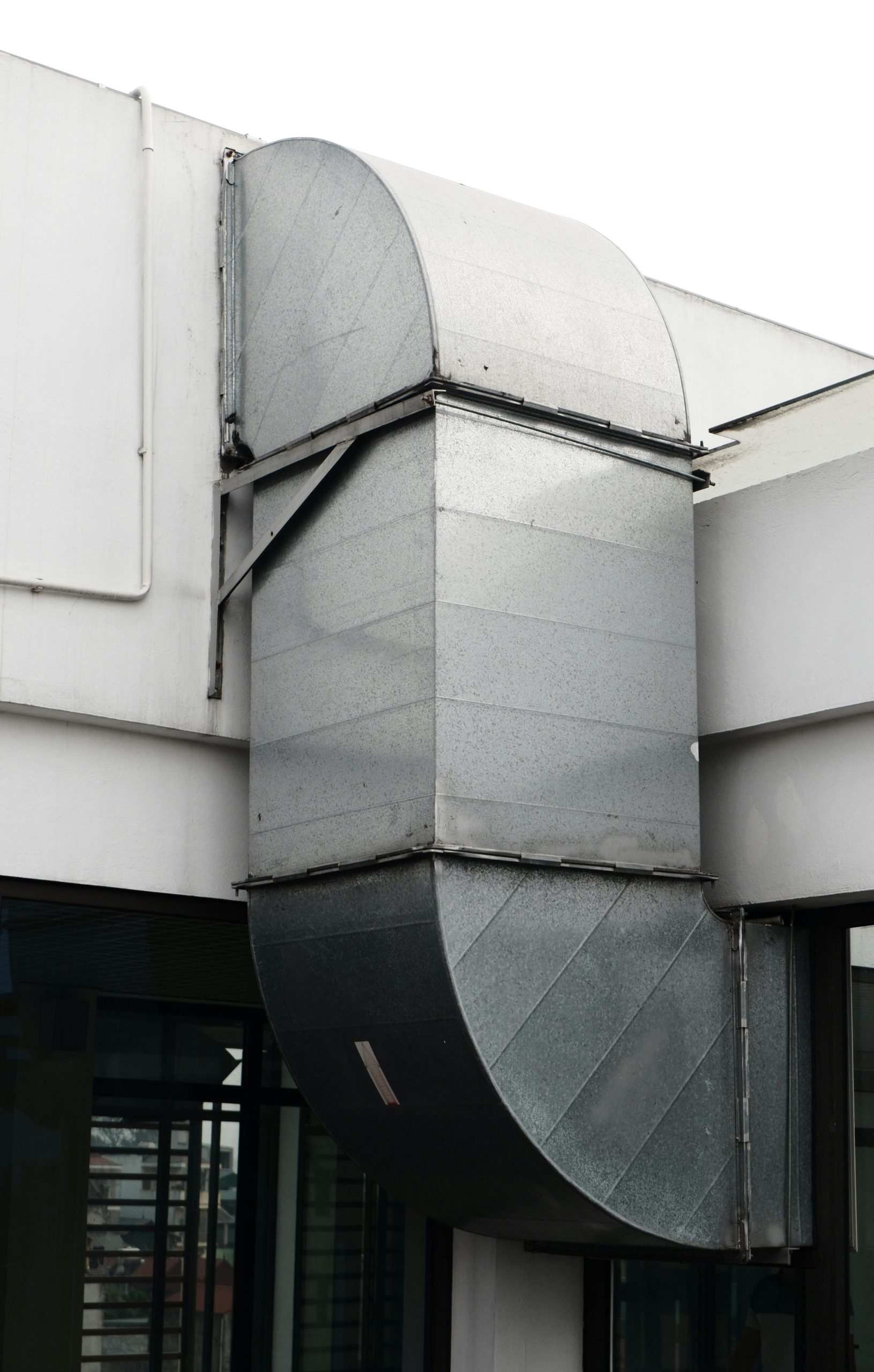 Close-up of a contemporary ventilation duct exterior in a city setting. Gros plan d'un conduit de ventilation contemporain à l'extérieur dans un cadre urbain.
