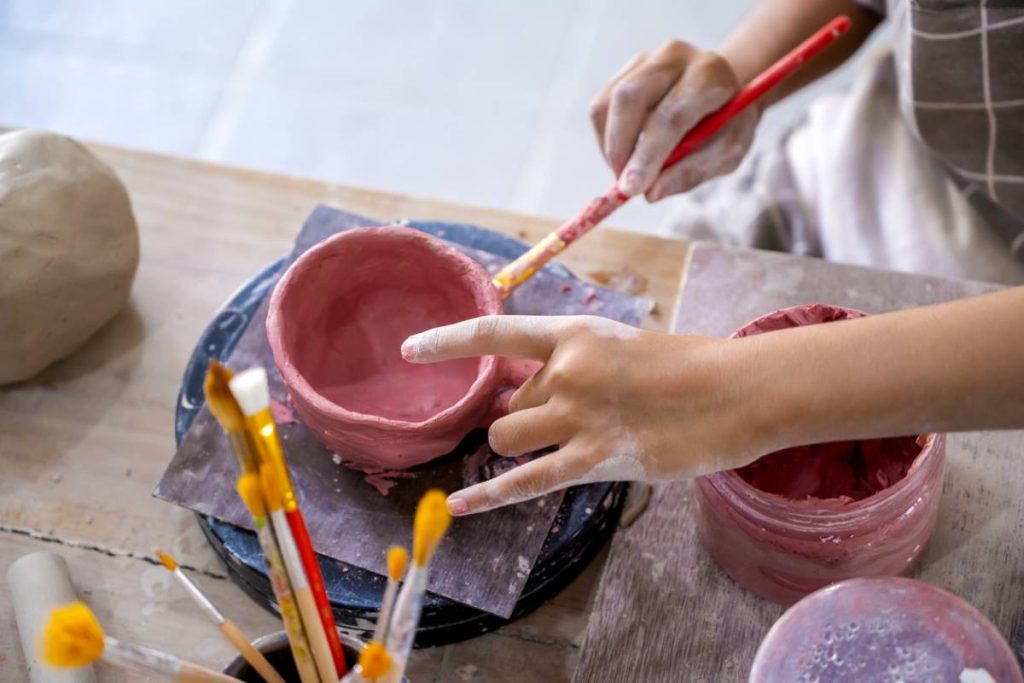 Réaliser une création en poterie