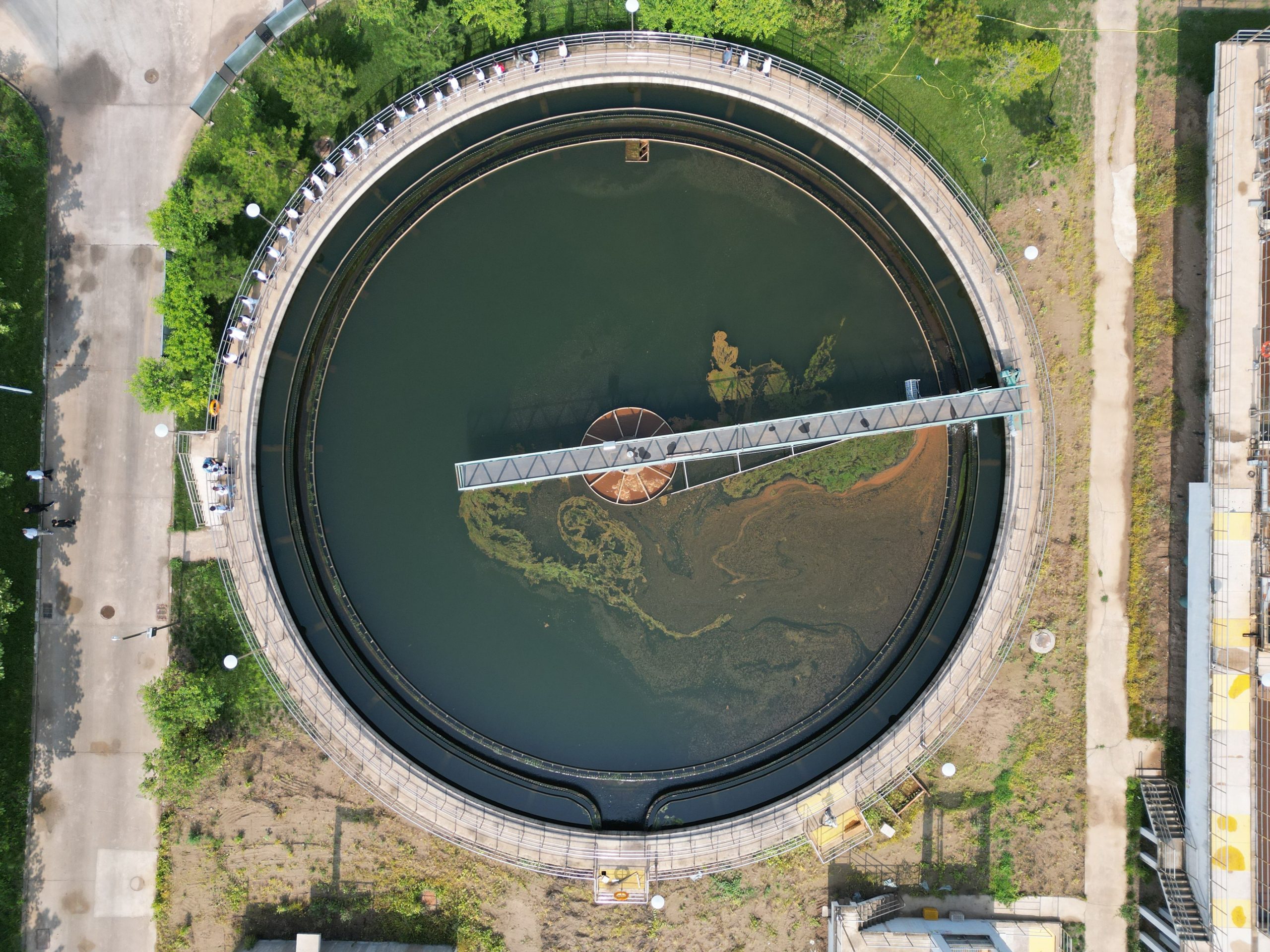 Circular water treatment structure in Langfang, China from above, showcasing its design. Structure circulaire de traitement de l'eau à Langfang, Chine vue d'en haut, mettant en évidence sa conception.