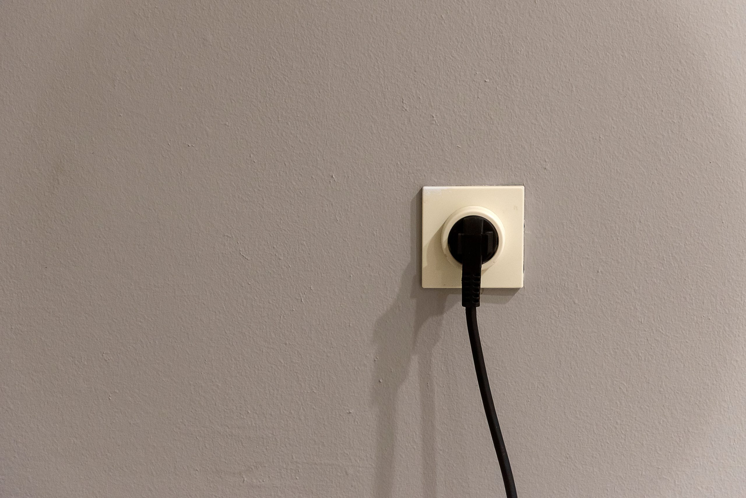 Prise électrique compatible avec plaque vitrocéramique