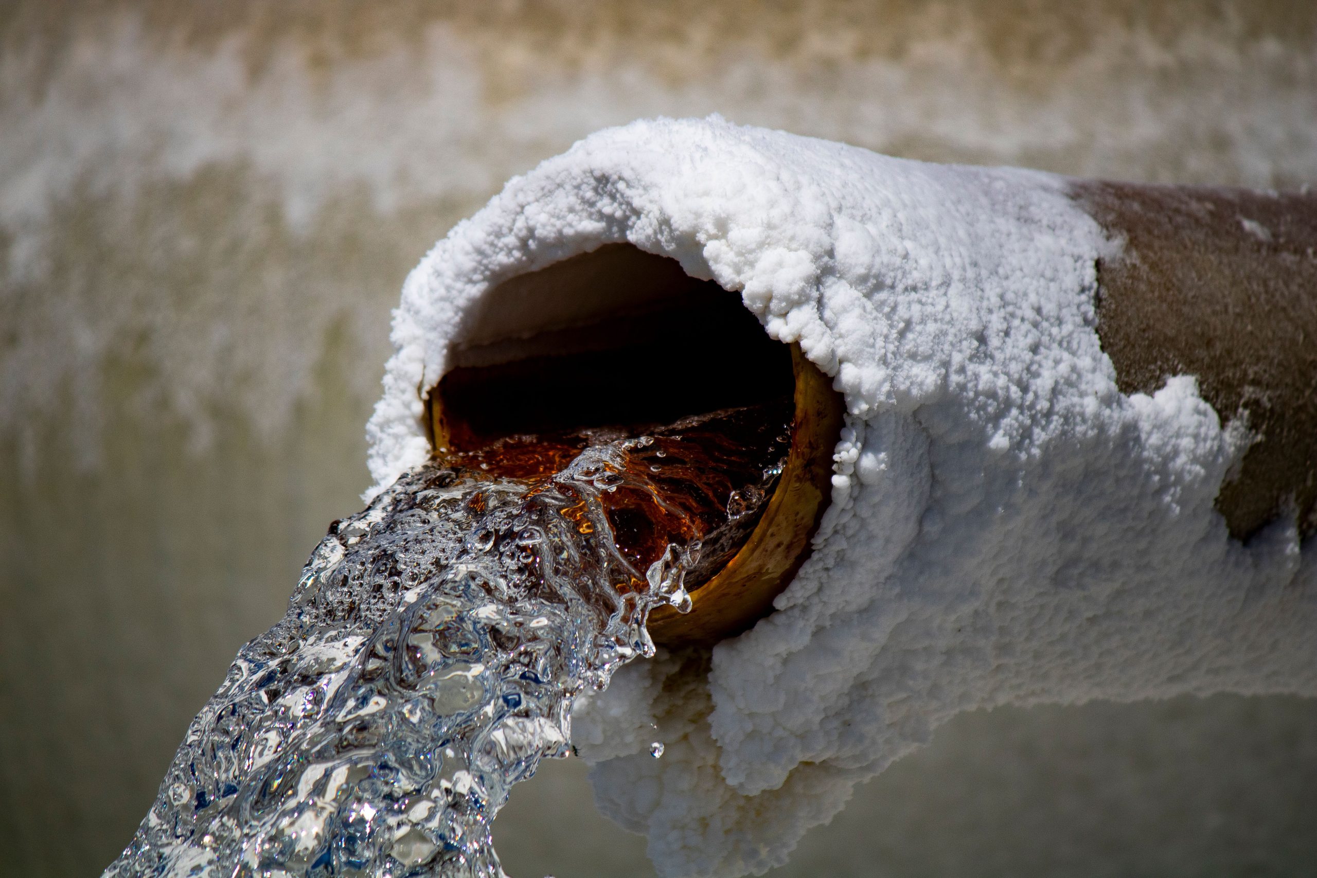 Raisons de l'eau qui coule du tuyau du poêle