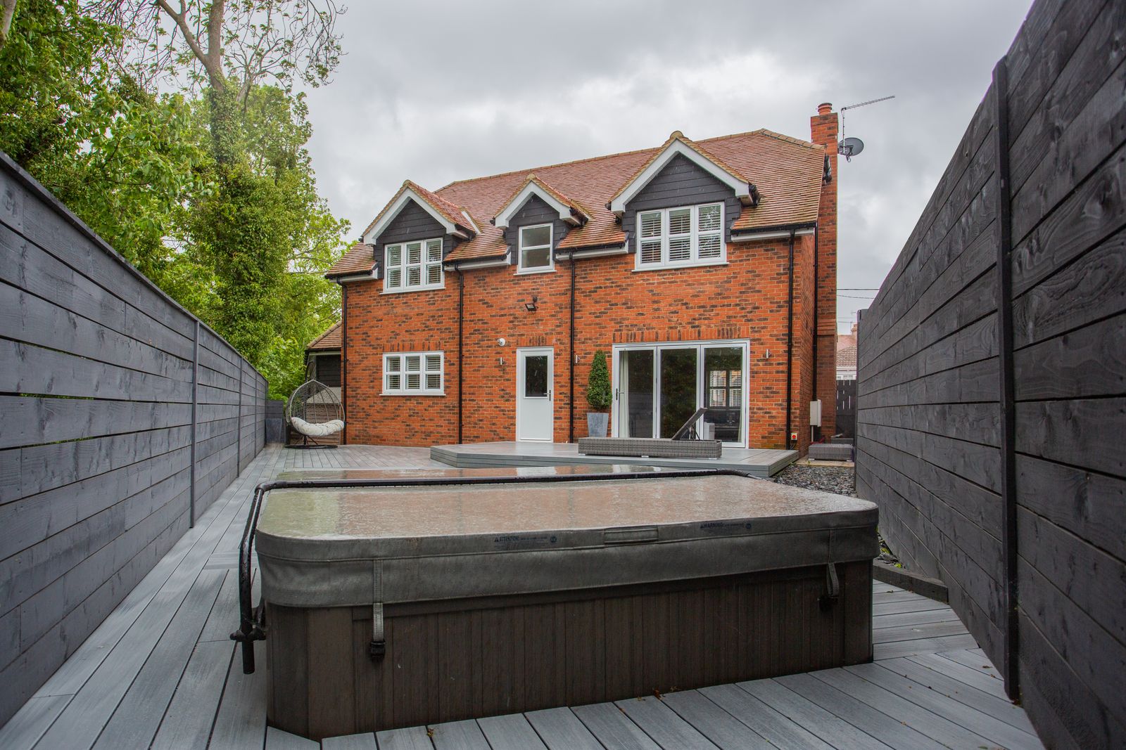 Jacuzzi installé dans le jardin d une maison