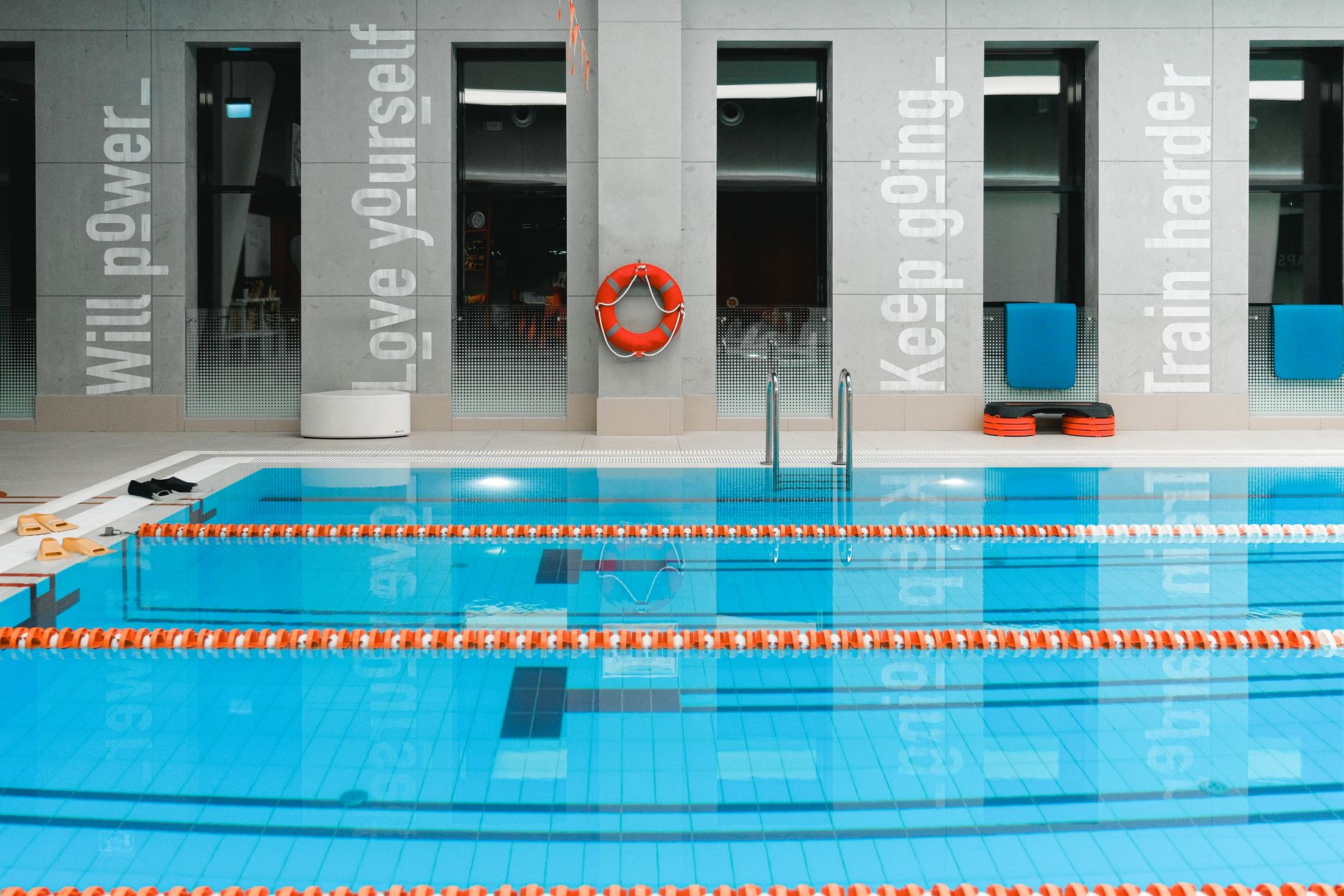 Piscine intérieure, eau limpide