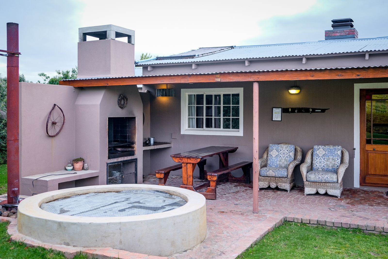 Spa jacuzzi installé sur une terrasse extérieure