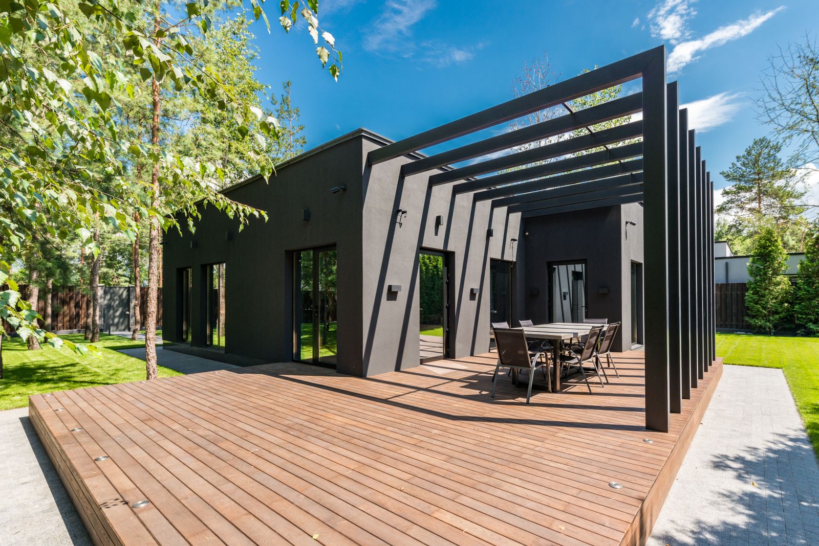 Terrasse en bois aménagée pour recevoir un spa extérieur