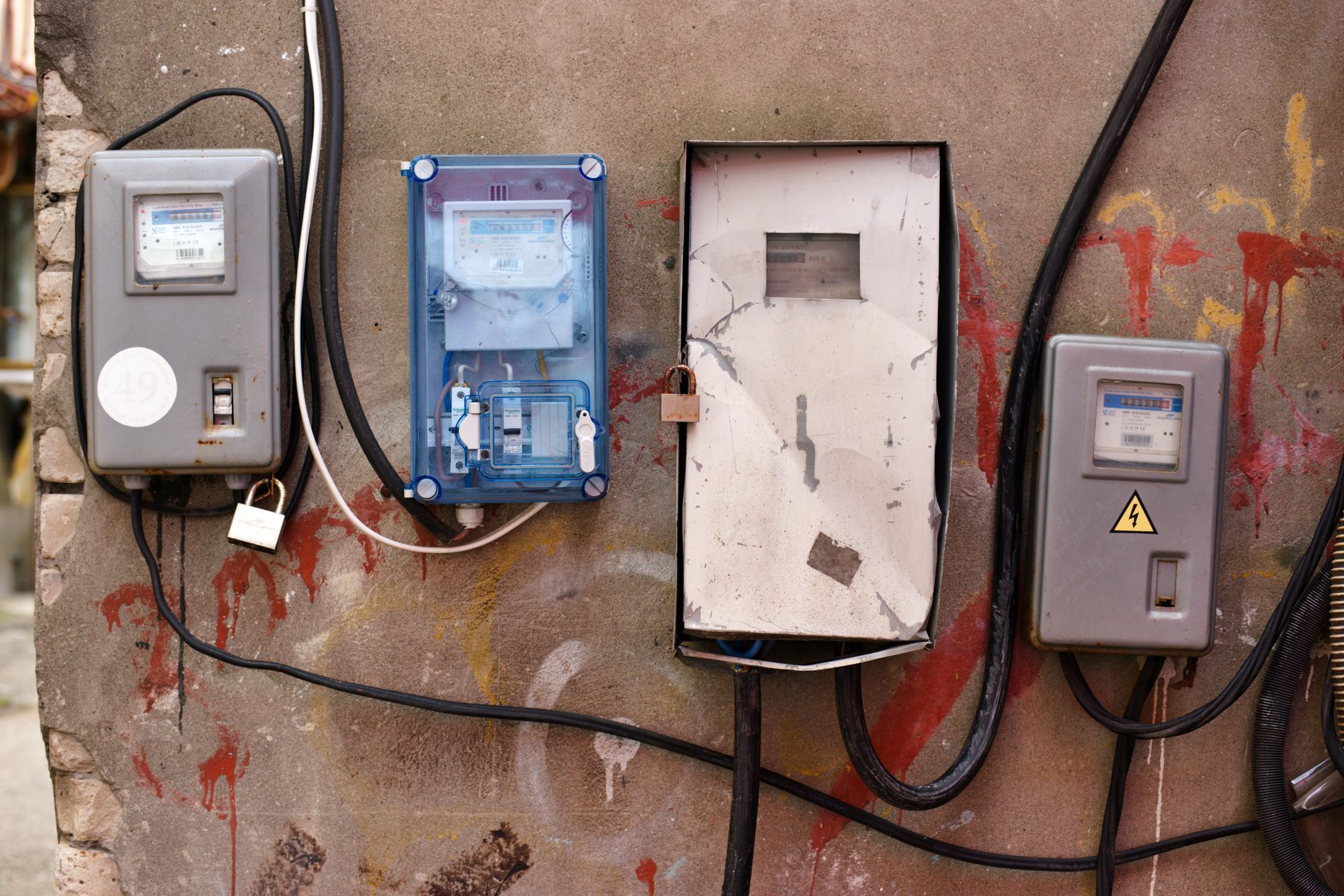 Compteurs electriques fixes sur un mur