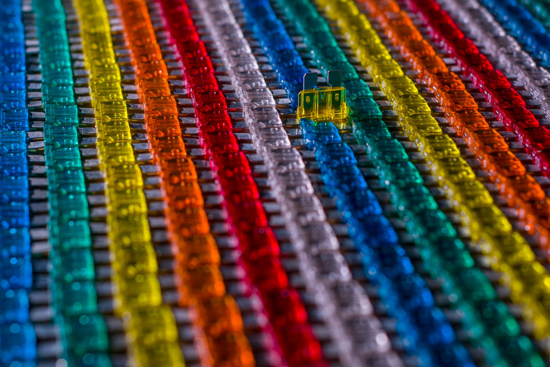 Fusibles electriques colores ranges en rangees