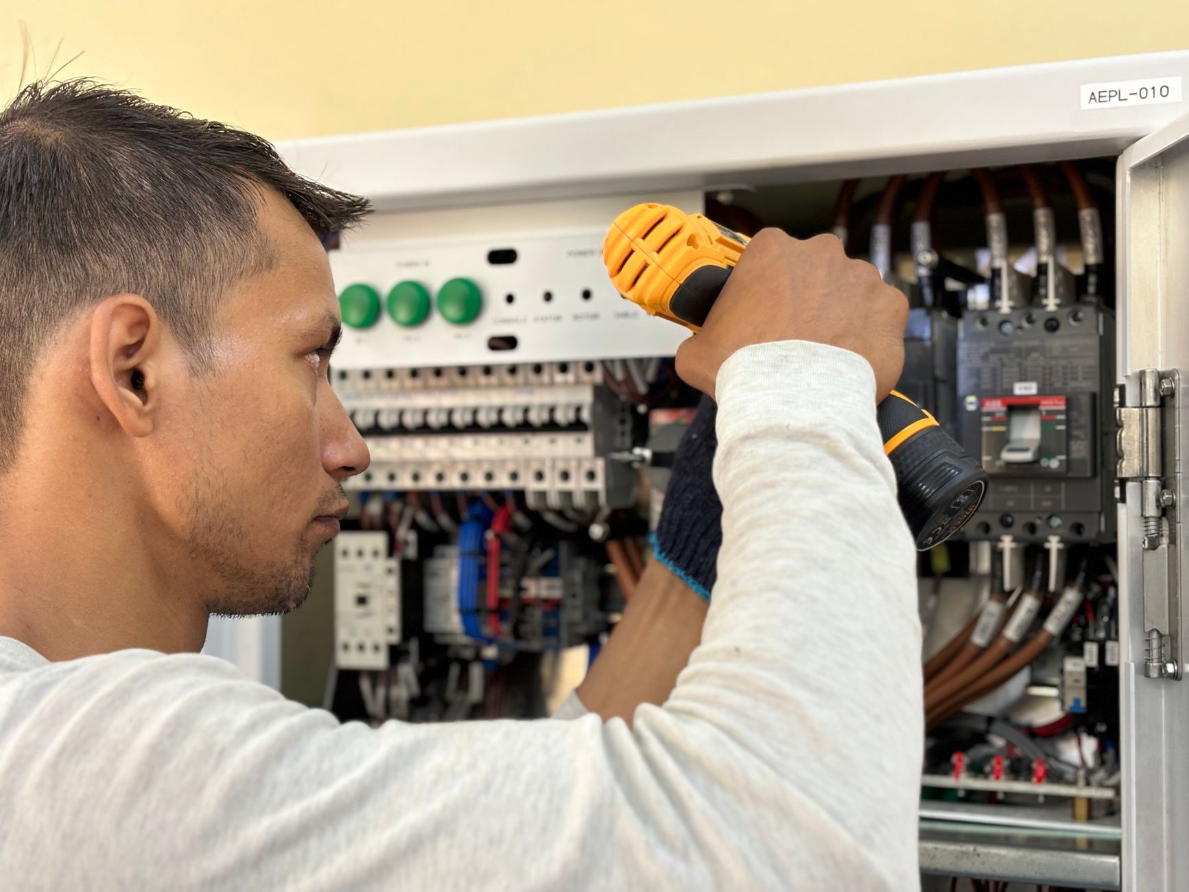 Electricien qui installe un tableau electrique