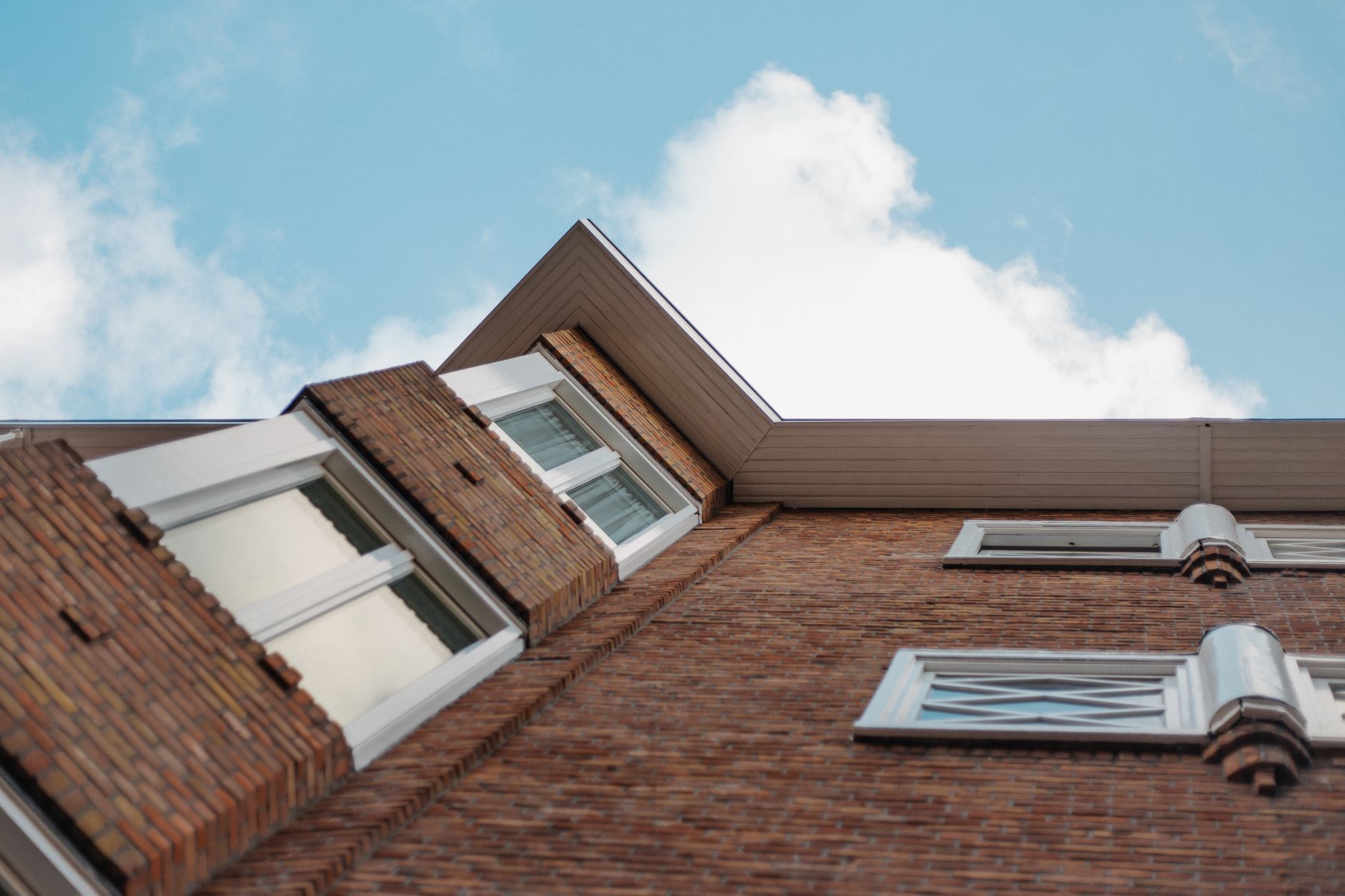 Facade d une maison en briques avec grandes fenetres