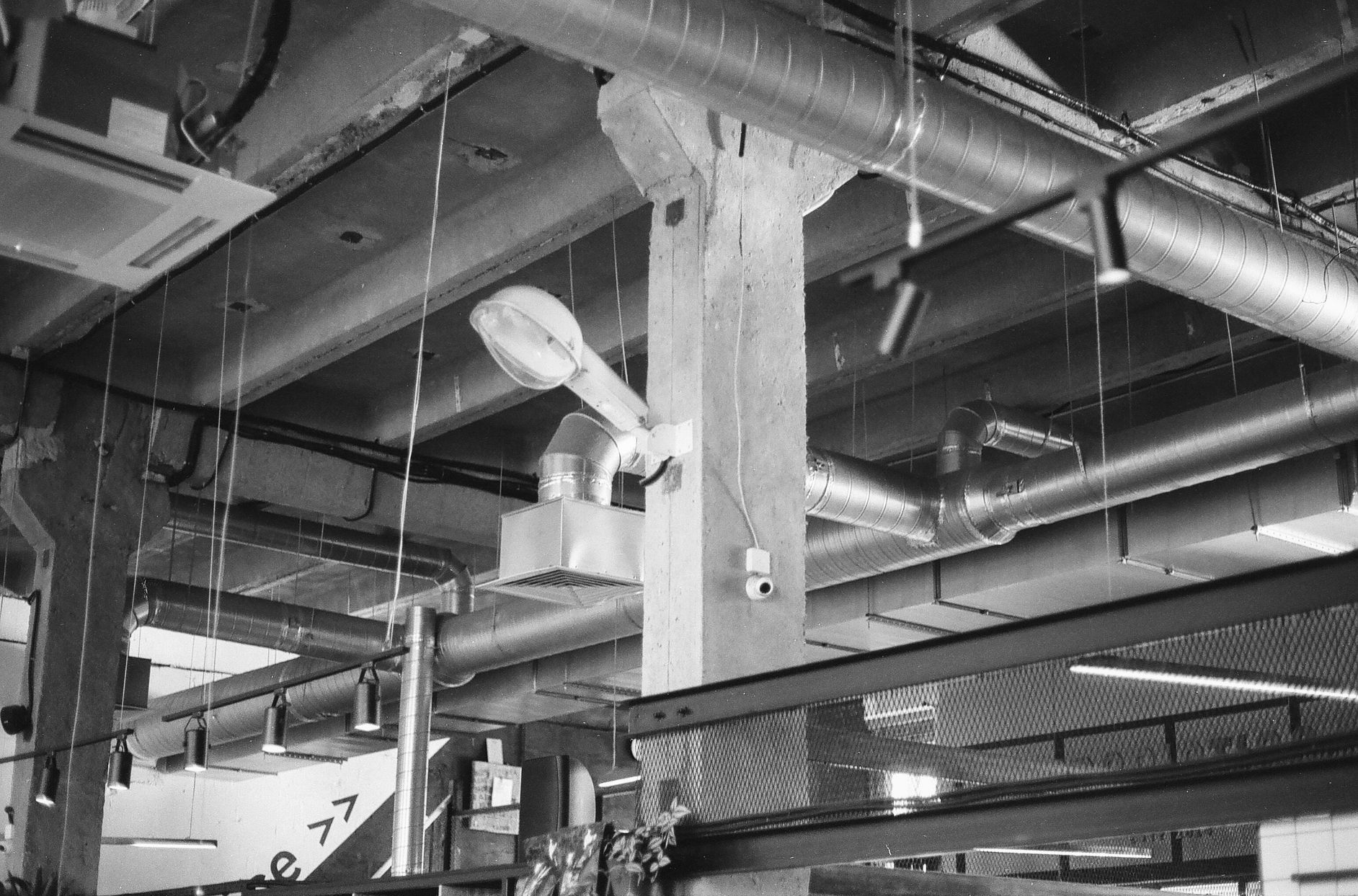 Gaines de ventilation apparentes dans un local technique