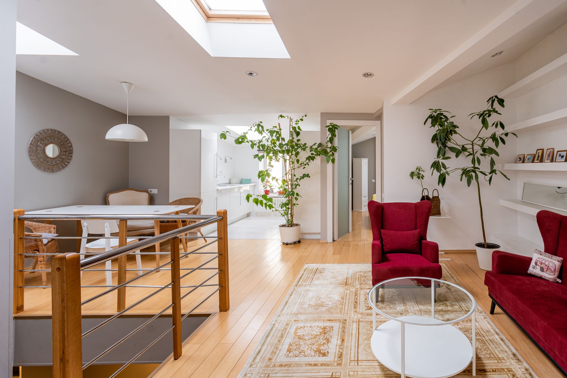 Salon lumineux avec assises rouges et air intérieur sain
