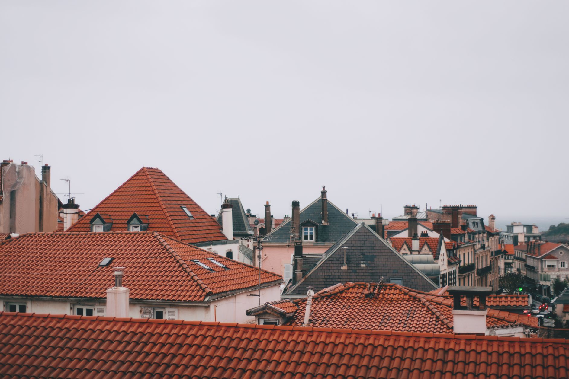 Toiture et fenêtre de toit vues depuis la rue