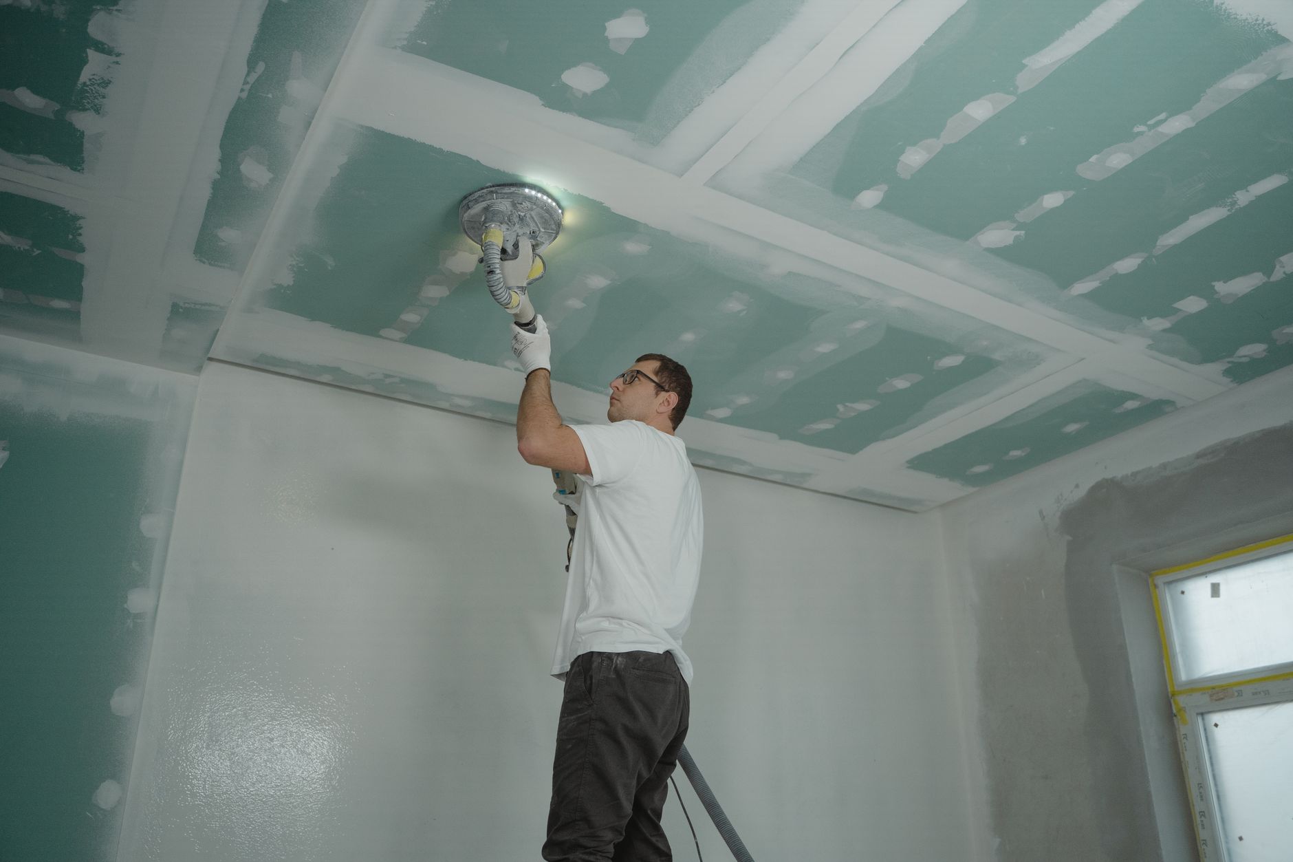 Plafond en plaques de plâtre lissé à l’enduit