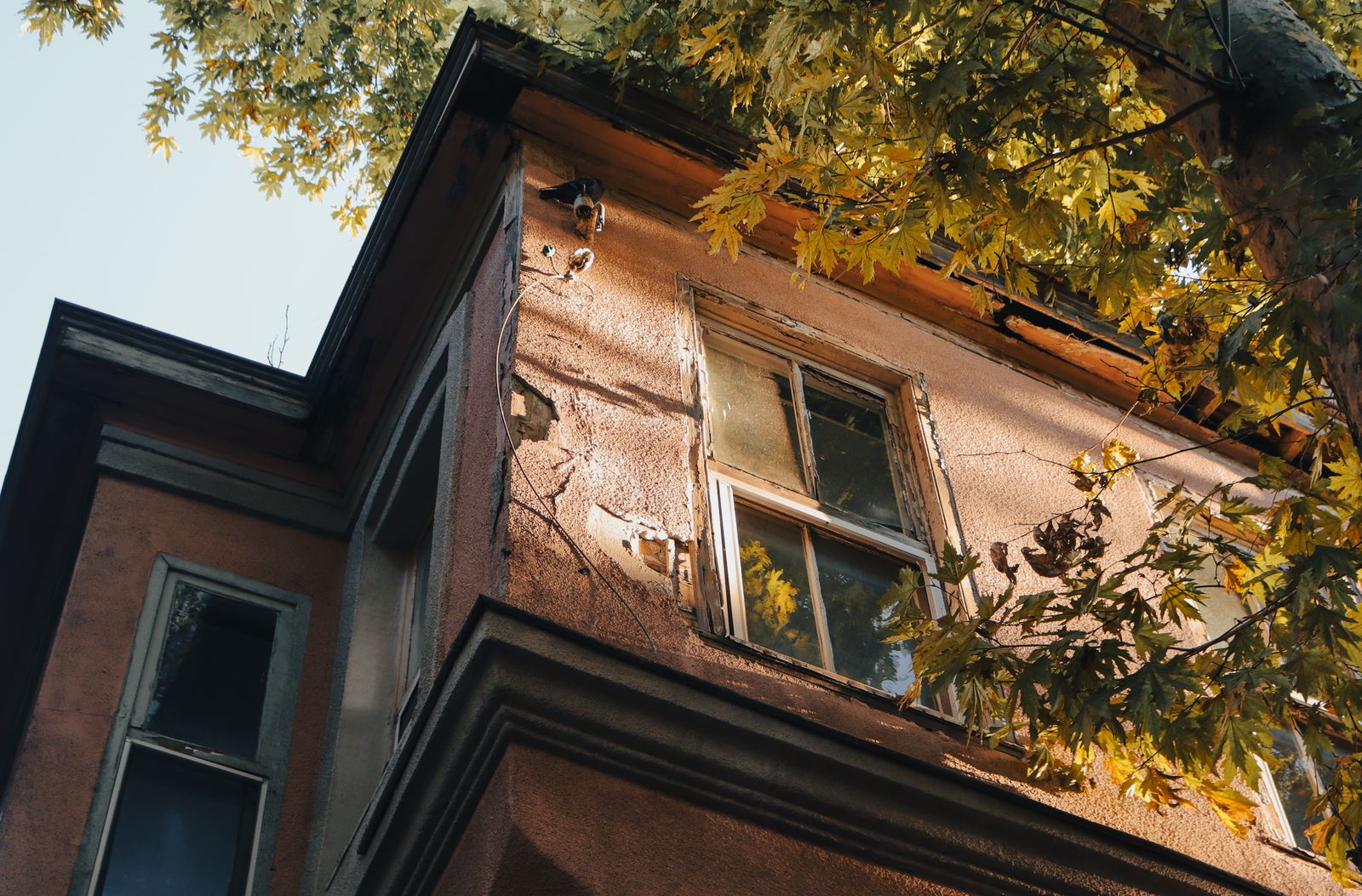 Façade de maison fissurée après une période de sécheresse