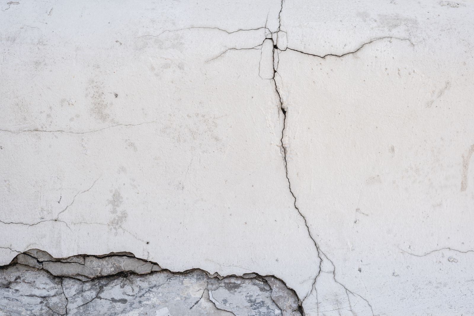 Mur de maison fissuré après un été sec