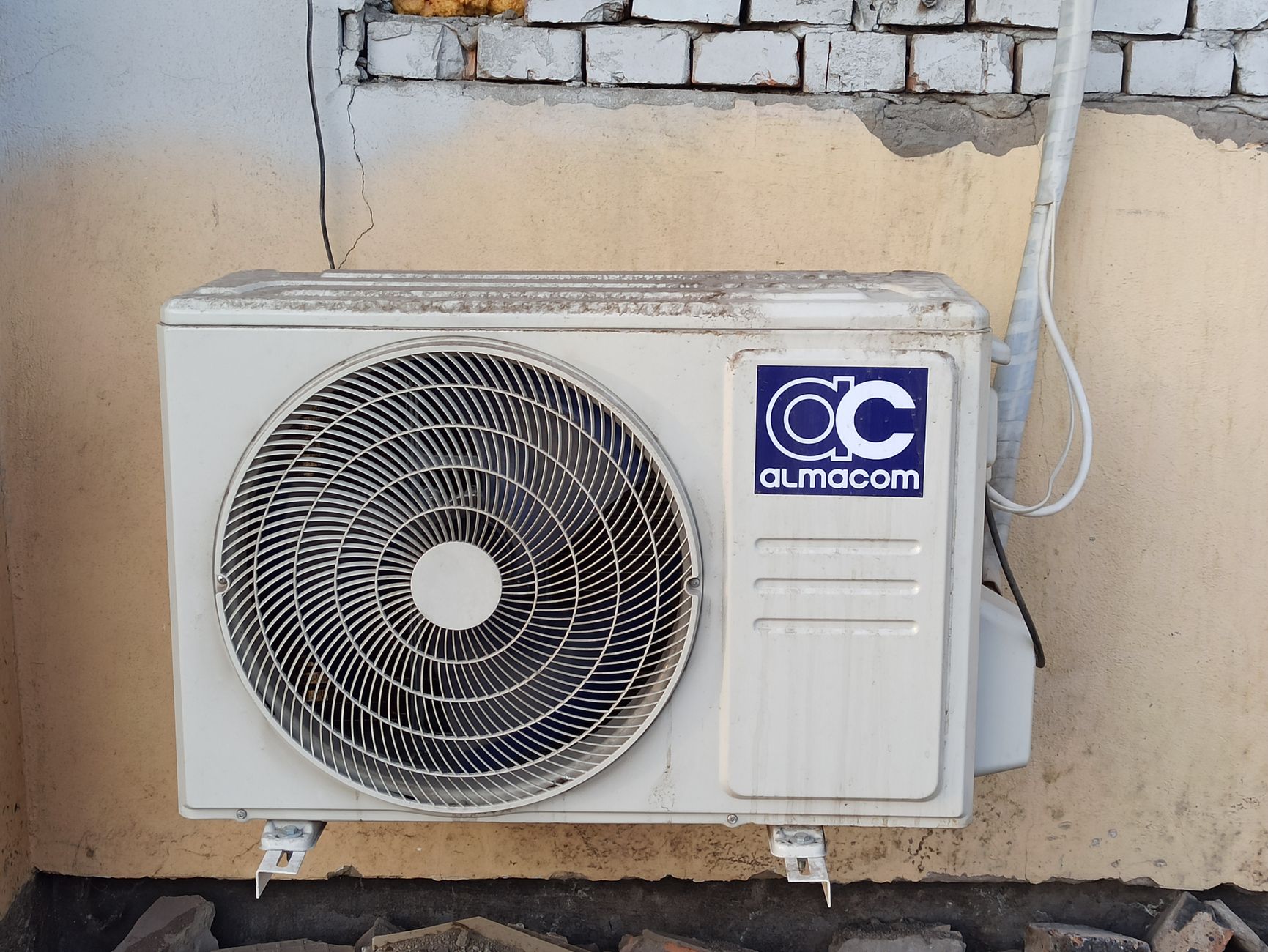 Groupe extérieur de climatisation fixé sur un mur