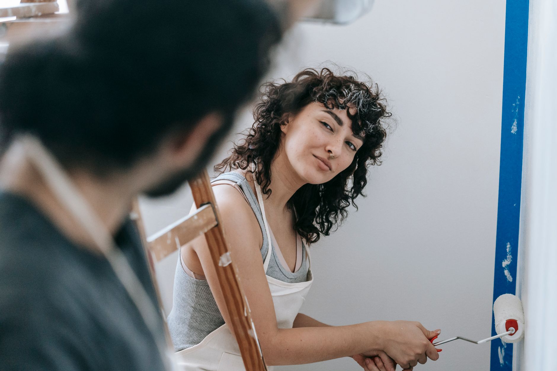 Couple qui repeint les murs de son logement
