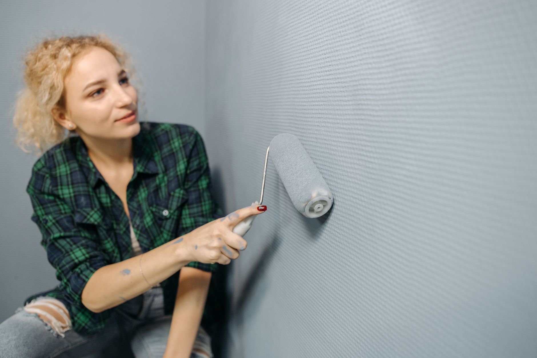 Application de peinture au rouleau sur un mur